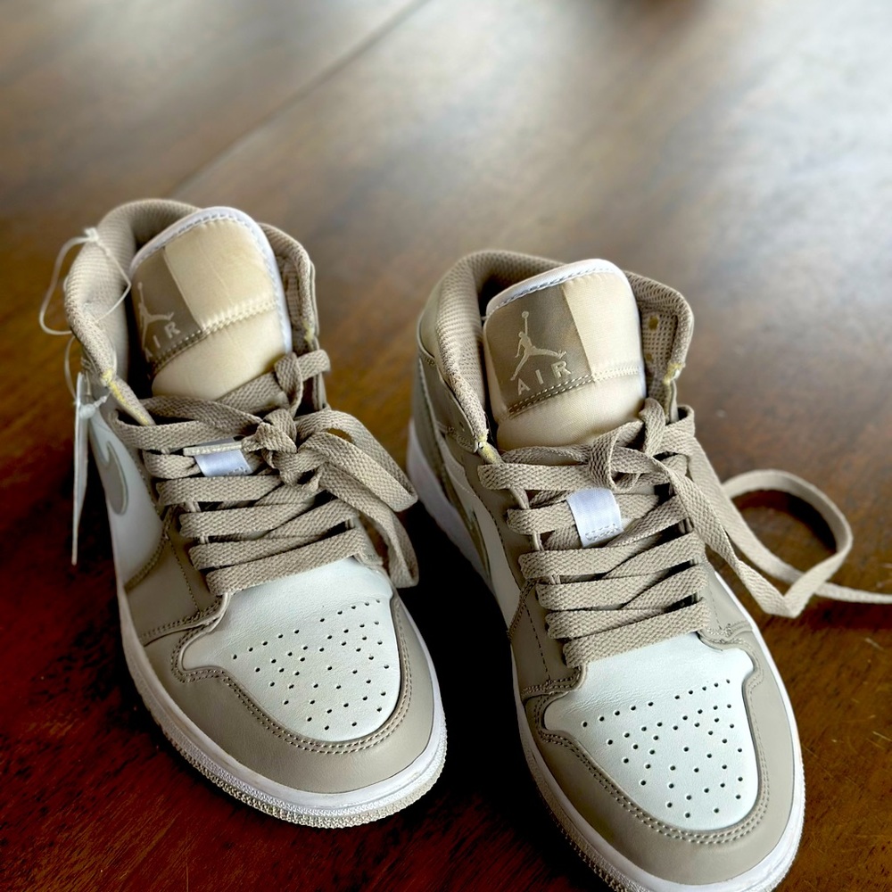 Nike Air Jordan 2022 new without tags 4.5 women college grey and white